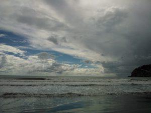Photograph of clouds beginning to cover the sky (JPG file, 323 KB).