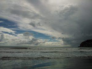  Photograph of clouds beginning to cover the sky (JPG file, 323 KB). 